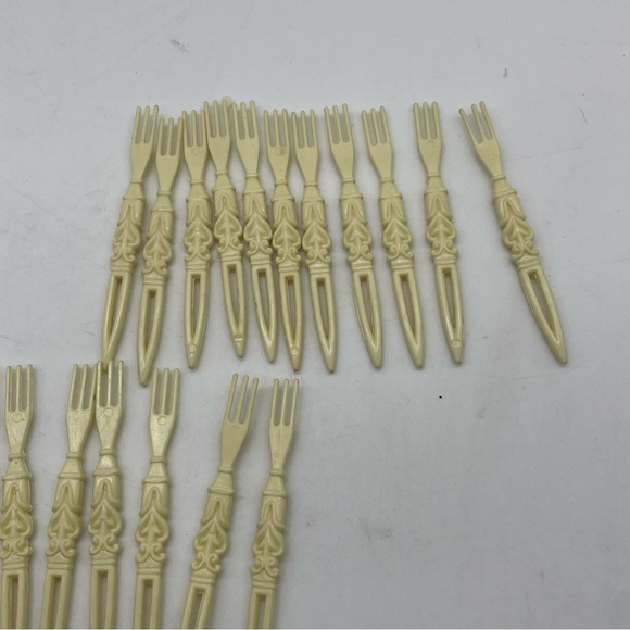 Vintage Plastic Cocktail Party Appetizer 31 Fork Set - Picture 2 of 14
